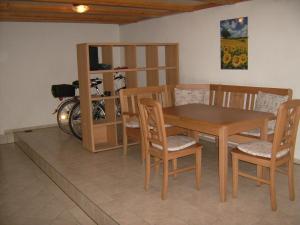 ein Esszimmer mit einem Tisch und Stühlen in der Unterkunft Ferienwohnung Seidel in Bad Schandau