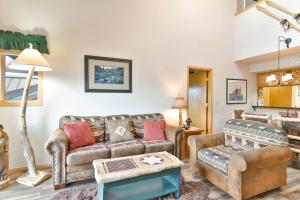 a living room with a couch and a table at Lake Forest Summit Condo: Great Penthouse Views in Summit Medical Center Heliport