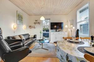 un soggiorno con un divano e un tavolo di C11262-Hemmet-Egernvej-51 a Højsand