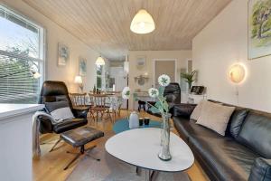 un soggiorno con un divano e un tavolo di C11262-Hemmet-Egernvej-51 a Højsand