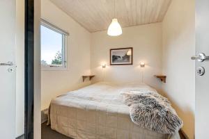 una camera da letto con un letto e una finestra di C11262-Hemmet-Egernvej-51 a Højsand