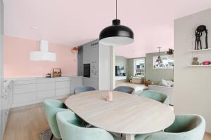 Η κουζίνα ή μικρή κουζίνα στο Spacious 4-BR Free Parking Tønsberg