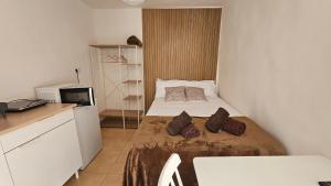 Giường trong phòng chung tại Estudio para pareja en Jaén