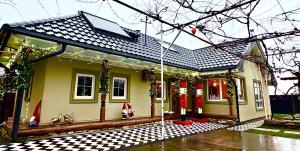 皮亚特拉-尼亚姆茨Barlogul Ursilor Ciubar&BBQ的房屋前方有圣诞装饰