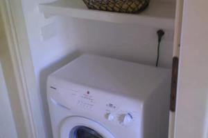 Vignola MareAffittaSardegna - Domo Vignola的客房内的白色洗衣机和烘干机 更多2张照片