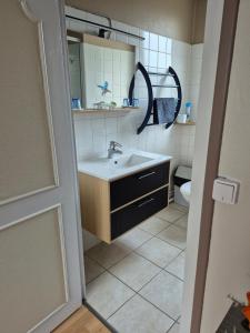 Un baño con lavabo e inodoro en Le Moulin Garnier, en Vernou-sur-Brenne