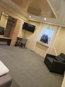 ein Wohnzimmer mit einer Couch und einem Fenster in der Unterkunft Klein Haus 12A in Sulzbach-Rosenberg