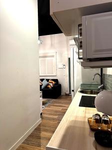 a kitchen with a stove and a counter top at Apartmento Ópalo in Seville +1 photo