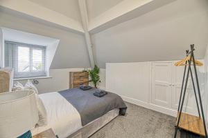 ein Schlafzimmer mit einem Bett und einem Fenster in der Unterkunft Fairhaven View Apartments - Lytham St Annes in Lytham St Annes