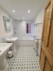 um banheiro com banheira, vaso sanitário e pia em The Shrubbery-Superb Modern home-6 beds-sleeps 11 em Topsham