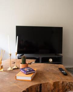 Μια τηλεόραση ή/και κέντρο ψυχαγωγίας στο Modern Guest Suite with Kitchenette near Belfast