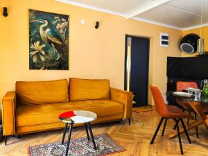 ein Wohnzimmer mit Sofa und Tisch in der Unterkunft Biała Mewa in Huta