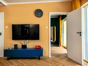 ein Raum mit einem blauen Tisch und einer Uhr an der Wand in der Unterkunft Biała Mewa in Huta + 9 Fotos