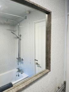 Et badeværelse på Comfortable 2 bed house in Widnes - sleeps 6