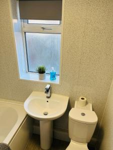 Et badeværelse på Comfortable 2 bed house in Widnes - sleeps 6 + 36 billeder