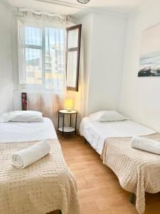 En eller flere senge i et værelse på Habitaciones corazón Centro Histórico Málaga Homestay