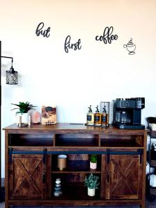 Una cocina con encimera de madera con cafetería. en The Luxe Loft Boho Chic, en Duluth 1 foto más