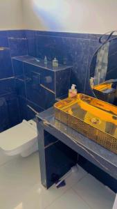 Ένα μπάνιο στο Vacation home with pool