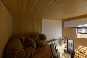 pokój z dwoma workami fasoli w kącie pokoju w obiekcie Domivka котедж із чаном-джакузі, каміном і кіно-зоною у Cлавську w Sławsku