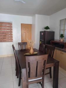 una cucina e una sala da pranzo con tavolo e sedie di Fiesta Balsic 2 Storey House 3 Bed Room a Hermosa