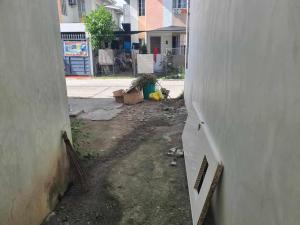 un vicolo con un edificio e un cortile con la spazzatura di Fiesta Balsic 2 Storey House 3 Bed Room a Hermosa
