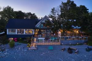 ein Haus mit vielen Tischen und Stühlen in der Unterkunft Drake Devonshire and Motor Inn in Wellington