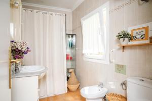 a bathroom with a sink and a toilet and a window at Tu estancia perfecta en Sevilla in Venta de la Salud +10 photos