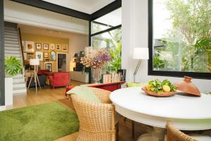 a living room with a white table and chairs at Tu estancia perfecta en Sevilla in Venta de la Salud