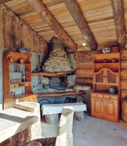 Cabaña con cocina con estufa de piedra. en Dovolenkový dom Dubak, en Lopej