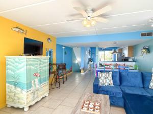 Μια τηλεόραση ή/και κέντρο ψυχαγωγίας στο Gulf-Front Villa A-6 Pool Access Sleeps 6