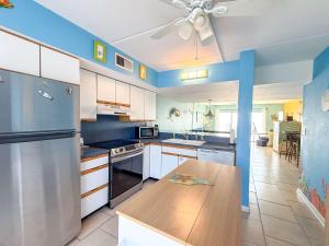 Η κουζίνα ή μικρή κουζίνα στο Gulf-Front Villa A-6 Pool Access Sleeps 6