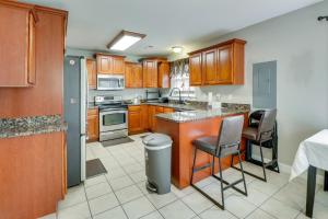 Kuchyň nebo kuchyňský kout v ubytování Centrally Located Hampton Roads Home with Game Room!