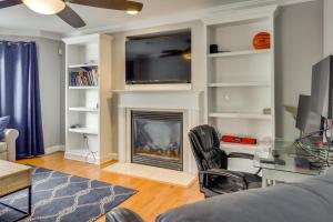 Posezení v ubytování Centrally Located Hampton Roads Home with Game Room!