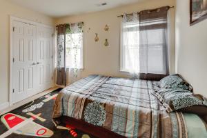 Postel nebo postele na pokoji v ubytování Centrally Located Hampton Roads Home with Game Room!