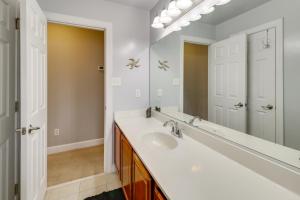 Koupelna v ubytování Centrally Located Hampton Roads Home with Game Room! + 30 fotografií