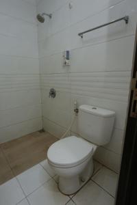 bagno con servizi igienici bianchi in camera di King Stone Hotel By ARBA a Kranggan-wetan Satu