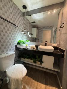 un bagno con un water bianco e un lavandino di Real Residence Hotel a Rio de Janeiro