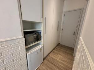 Piccola camera con cucina completa di forno a microonde. di Real Residence Hotel a Rio de Janeiro