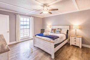 a bedroom with a bed and a ceiling fan at All Seasons Resort with Lake Access in Georgetown +64 photos