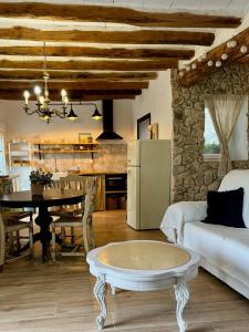 a living room with a table and a kitchen at El Mirador de Benialfaqui, apartamento Els Olivers in Benialfaquí