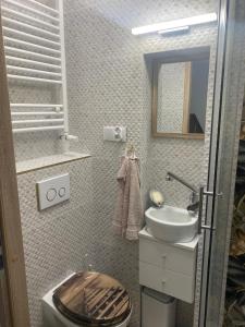 Phòng tắm tại Pokoj z antresolą +15 ảnh