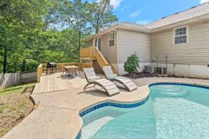 Bazén v ubytování Float & Unwind nebo v jeho okolí