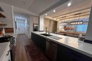 una grande cucina con lavandino e piano cottura di Mill Brook Retreat - Unit 1 a Irasville