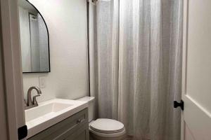 un bagno con lavandino, WC e doccia di Mill Brook Retreat - Unit 1 a Irasville Altre 15 foto