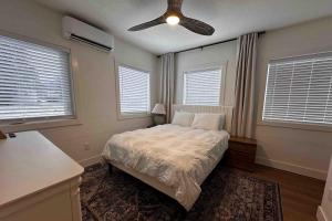 una camera da letto con un letto e un ventilatore a soffitto di Mill Brook Retreat - Unit 1 a Irasville