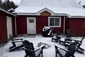 un gruppo di sedie e una casa nella neve di Mill Brook Retreat - Unit 1 a Irasville