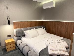 En eller flere senge i et værelse på Gloria Hotel by YOLO