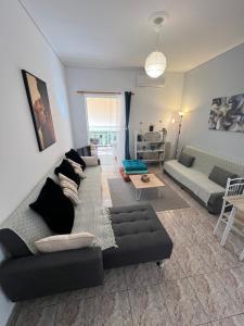 un soggiorno con un divano e un tavolo di Alexandra’s apartment a Paralía Akrátas