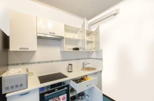 Nhà bếp/bếp nhỏ tại Your Flat Lebedinny +3 ảnh