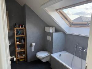 Ένα μπάνιο στο Room with king size bed and Bathrrom at a duplex